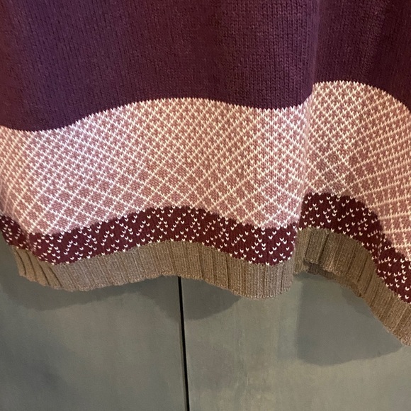 Elegant Purple Zip-Up Sweater with Patterned Hem - Picture 3 of 7